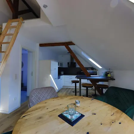 Moderne Dachgeschosswohnung Im Herzen Von 아파트 *